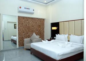 Habitación de hotel con cama grande y sofá en One Earth Santu Eco Resort, 