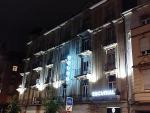 un edificio con una señal azul en el costado. en Hôtel Escurial - Centre Gare en Metz