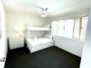 Ένα ή περισσότερα κρεβάτια σε δωμάτιο στο Beachfront Apartment Sunshine Coast