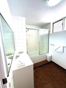 Ένα μπάνιο στο Beachfront Apartment Sunshine Coast