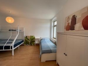 ein Schlafzimmer mit zwei Etagenbetten und einem Fenster in der Unterkunft Wohnglück Dresden in Dresden