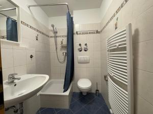 ein kleines Badezimmer mit Waschbecken und Toilette in der Unterkunft Wohnglück Dresden in Dresden