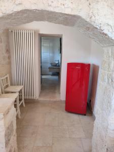 einem roten Kühlschrank in der Mitte eines Zimmers in der Unterkunft Villa don peppe in Selva di Fasano