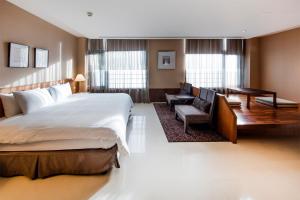 una camera con un grande letto e un soggiorno di Great Roots Forestry Spa Resort a Sanxia