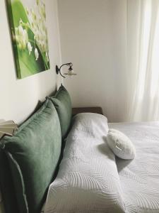 uma cama com duas almofadas num quarto em I FIORI self-check-in em Capanne