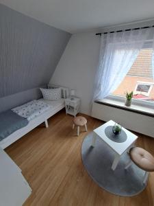 una camera con un letto, un tavolo e una finestra di Haus-zur-Entspannung a Albertsdorf