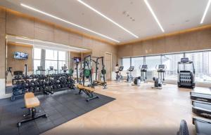 un gimnasio con cintas de correr y máquinas en un edificio en Palm Tower Stylish Studio02 with Sea View Infinity Pool, en Dubái