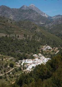 un village au milieu d'une montagne dans l'établissement Estudio Rural el Acebuchal by At Home Costa del So, à Acebuchal