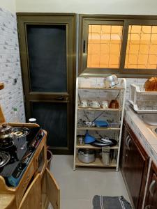Il comprend une cuisine équipée d'un réfrigérateur et d'une cuisinière. dans l'établissement Résidence lynda prestige Ouaga 2000, à Ouagadougou