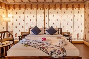 מיטה או מיטות בחדר ב-Desert Residency camp Jaisalmer with swimming pool