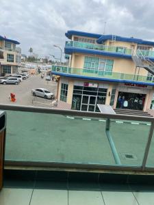 een uitzicht op een gebouw met een parkeerplaats bij FINE HOMES MIKOCHENI in Dar es Salaam