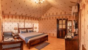Desert Residency camp Jaisalmer with swimming pool tesisinde bir odada yatak veya yataklar