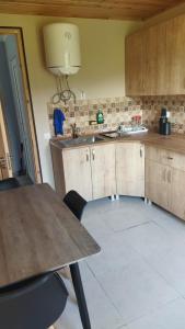 eine Küche mit einem Holztisch und einer Arbeitsplatte in der Unterkunft Beso's in Mestia