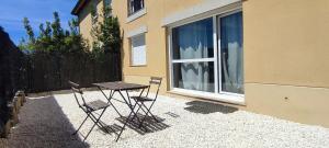 duas cadeiras e uma mesa em frente a uma janela em Apartamento en Miño em La Coruña