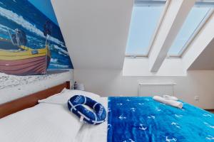 sypialnia z łóżkiem i obrazem łodzi w obiekcie Villa Konwalia w Grzybowie