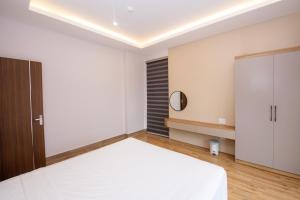 um quarto com uma cama e um espelho em Việt Hoa Hotel em Ilha de Cát Bà