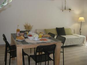 una sala de estar con una mesa y un sofá en Gîte Ammonite, en Chauzon