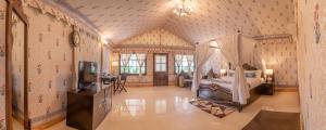 1 dormitorio con 1 cama y TV en una habitación en Desert Residency camp Jaisalmer with swimming pool, en Jaisalmer