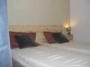 Dos camas una al lado de la otra en una habitación. en Gîte Ammonite, en Chauzon