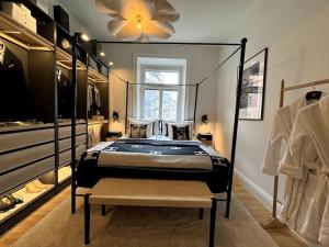ein Schlafzimmer mit einem Himmelbett in einem Zimmer in der Unterkunft Stockholm Urban Escape in Stockholm