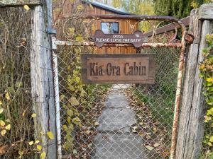 Moonbah的住宿－Jindabyne - Kia Ora Cabin Farmstay，带有读卡萨钙的标志的大门