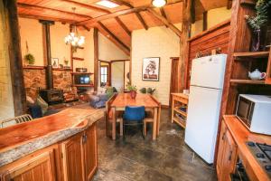 Η κουζίνα ή μικρή κουζίνα στο Feathertop Retreat