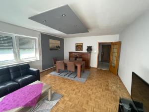 uma sala de estar com um sofá e uma mesa em Apartment Köln Porz em Colônia