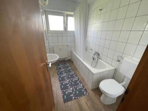 Ein Badezimmer in der Unterkunft Apartment Köln Porz