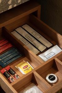 uma gaveta de madeira cheia de livros e outros objectos em Bintang Collectionz Hotel em Kuala Lumpur