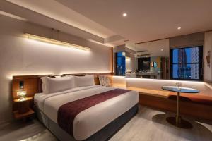 um quarto de hotel com uma cama grande e uma cozinha em Bintang Collectionz Hotel em Kuala Lumpur