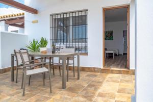 jadalnia ze stołem i krzesłami w obiekcie APARTAMENTOS RURALES ( LA COBIJÁ) APART Nº2 CONIL w mieście Conil de la Frontera