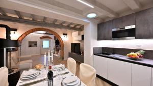 Kuchyň nebo kuchyňský kout v ubytování Mulino La Pietra