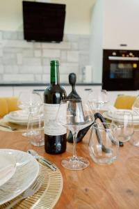 - une bouteille de vin assise sur une table en bois avec des verres dans l'établissement Loft Near Basel Airport, à Hésingue