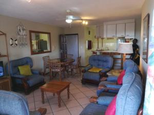 a living room with blue chairs and a table at Laguna La Crete 94 in Margate