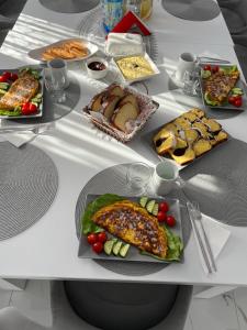 een tafel met veel borden eten erop bij Vila PauDeea in Moisei