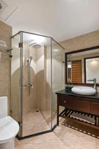 y baño con ducha, lavabo y aseo. en 22Land Residence Hotel&Spa Ha Noi en Hanoi