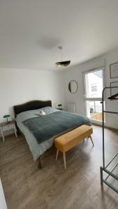 1 dormitorio con 1 cama con manta verde en LA MAISON DE VIRGINIE, en Bénouville