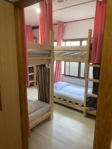 Ένα ή περισσότερα κρεβάτια σε δωμάτιο στο GUESTHOUSE UJIRIVER Kyoto