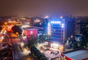 a city at night with lights on a building w obiekcie Shanshui S Hotel w Guangzhou