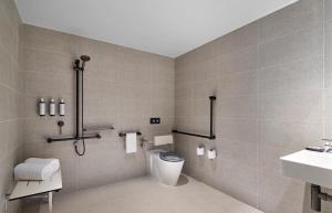 La salle de bains est pourvue de toilettes et d'un lavabo. dans l'établissement AC Hotel by Marriott Melbourne Southbank, à Melbourne