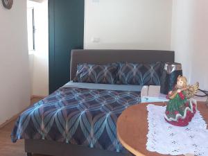 una camera da letto con un letto e un tavolo con una bambola di Rustic village a Rijeka Crnojevića