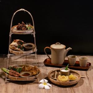 una mesa con platos de comida y un set de té en Naman Retreat, en Da Nang