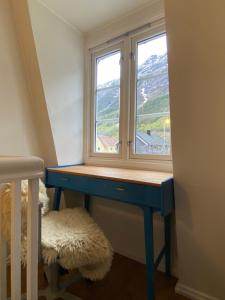 a blue table with a window in a room at Sentralt hus i Rjukan in Rjukan