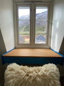 a window with a furry rug in front of it at Sentralt hus i Rjukan in Rjukan