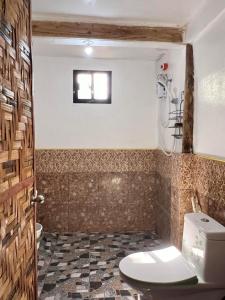 卢纳将军城Rose Homestay, near Cloud9, Tourism Road and Surfing spots的带马桶和窗户的浴室