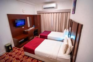 Un pat sau paturi într-o cameră la AL KARNAK HOTEL - BRANCH