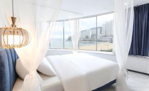 Postel nebo postele na pokoji v ubytování Brown-Dot Hotel Songdo
