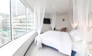 Postel nebo postele na pokoji v ubytování Brown-Dot Hotel Songdo