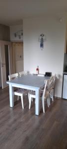 una mesa de comedor blanca y sillas en una habitación en Perla27, en Říčky