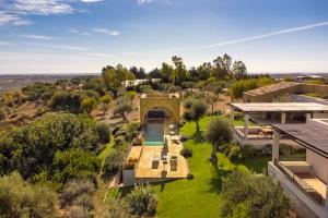 - une vue aérienne sur une maison avec un jardin dans l'établissement Casa Carlita - IsulaTravel, à Noto